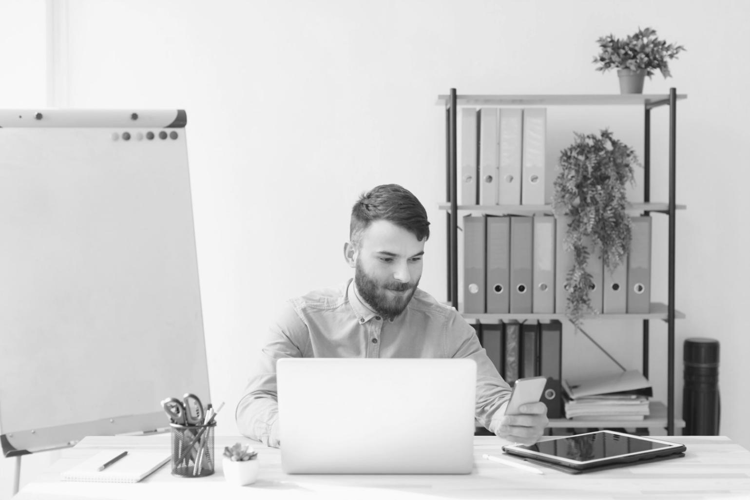 Espacio de trabajo con ordenador preparado para análisis financiero
