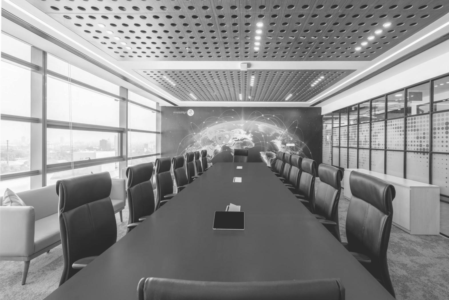 Espacio de trabajo profesional donde analizamos informes financieros para inversores